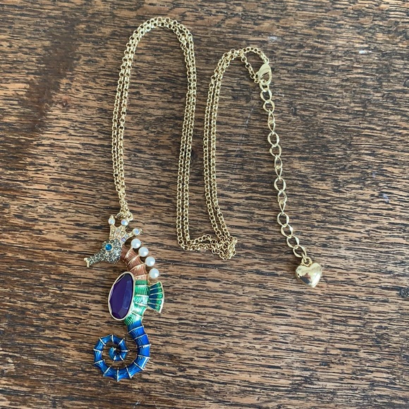 Cute seahorse necklace - Picture 4 of 4